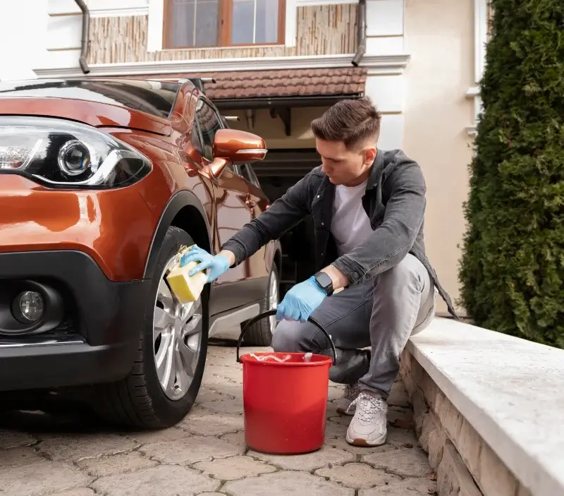 Lavage auto à domicile Cazedarnes : professionnel intervenant sur un véhicule